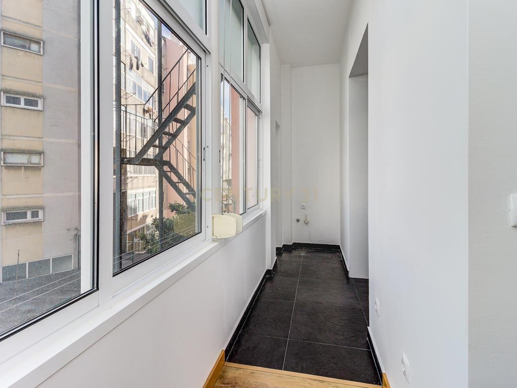  Apartamento T2 à venda na Rua Barão de Sabrosa – Penha de França, Lisboa - Image 6