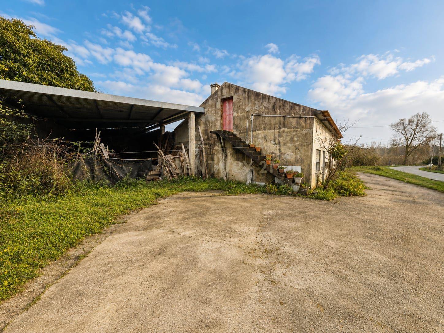 Fotografia 11 de Moradia T2 Térrea com Potencial para T3 | Terreno com Cerca de 1.000 m² | Próxima do Centro do Louriçal
