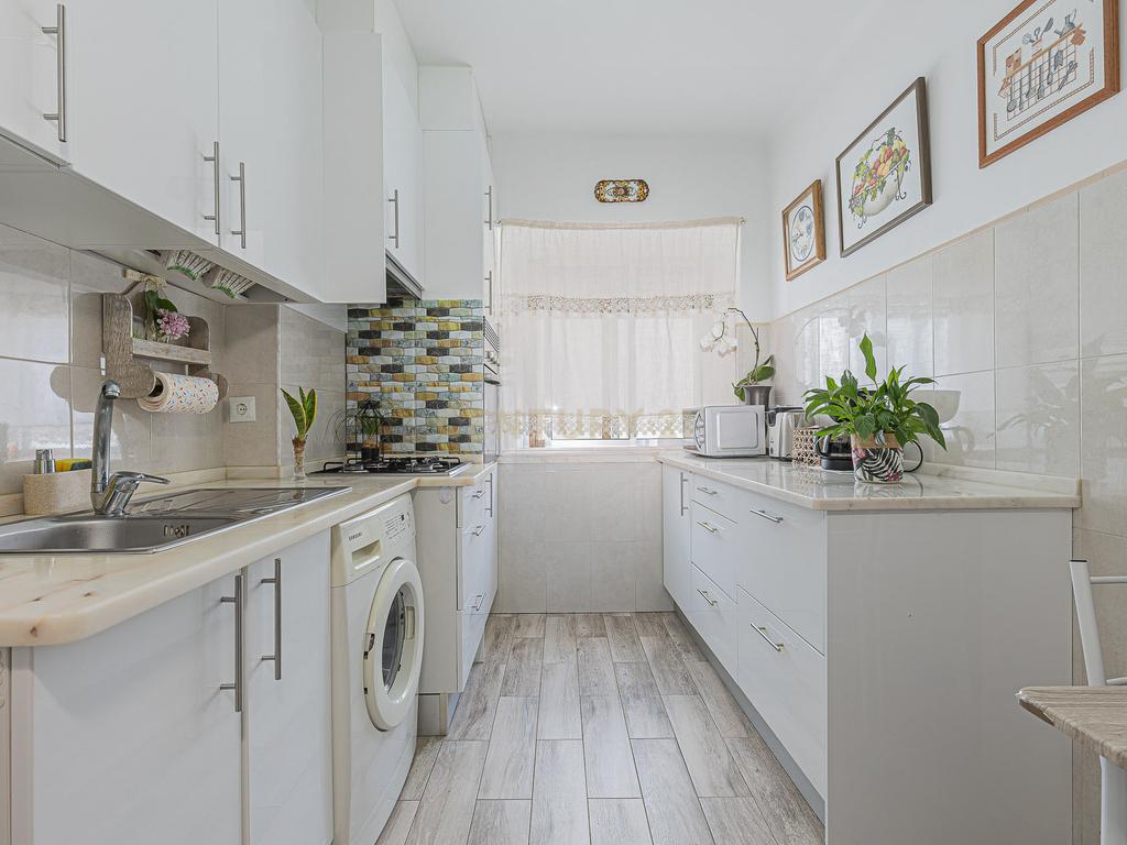 Apartamento T2 parcialmente renovado — Porto Salvo - Image 1