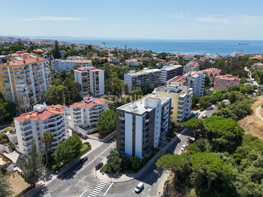Elegante Apartamento T3 no Estoril com Box Fechada para 3 carros a poucos metros da praia - Image 1