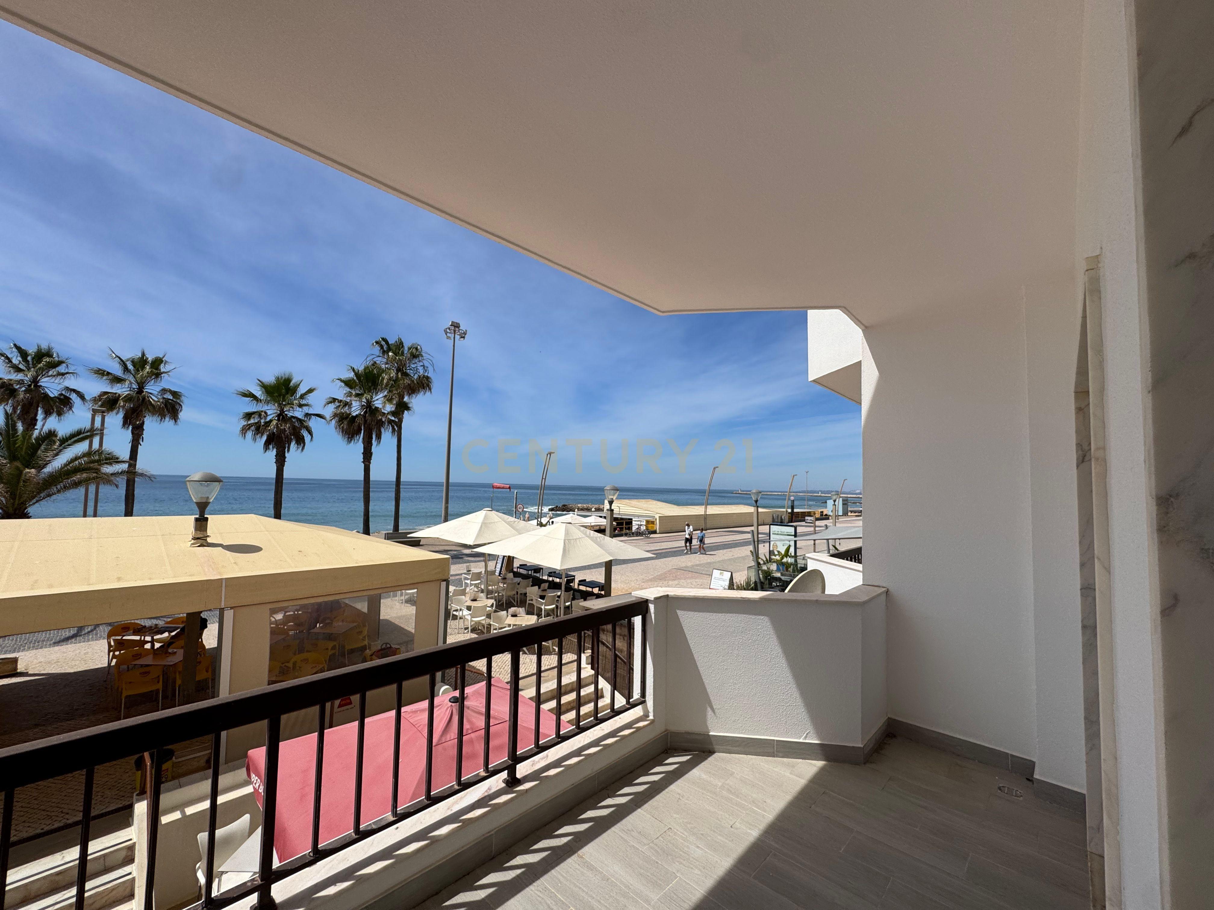 T3 Exclusivo na Primeira Linha de Mar em Quarteira