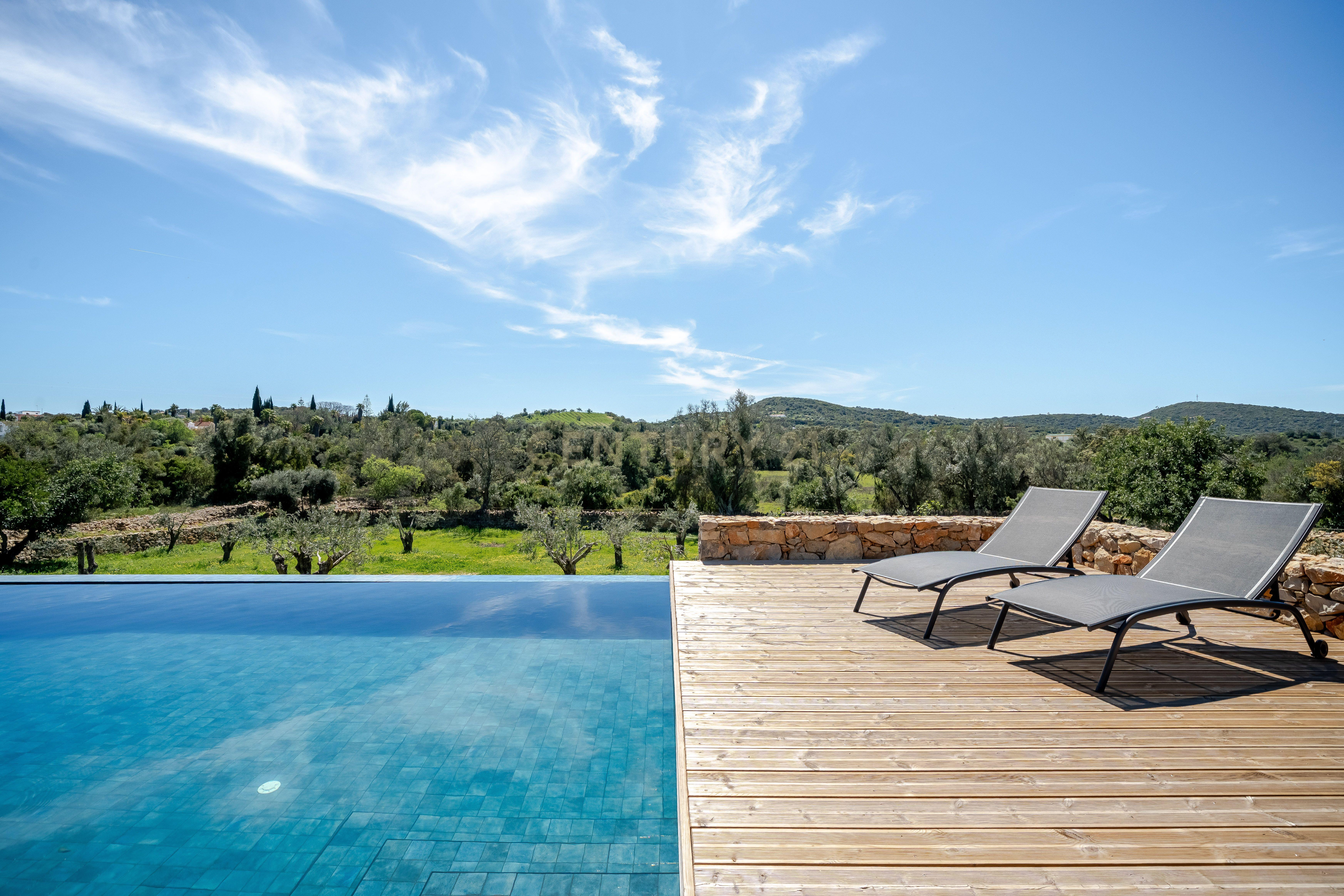 Moradia T3 Térrea de Luxo com Piscina Infinita, Privacidade Total e Ambiente de Campo