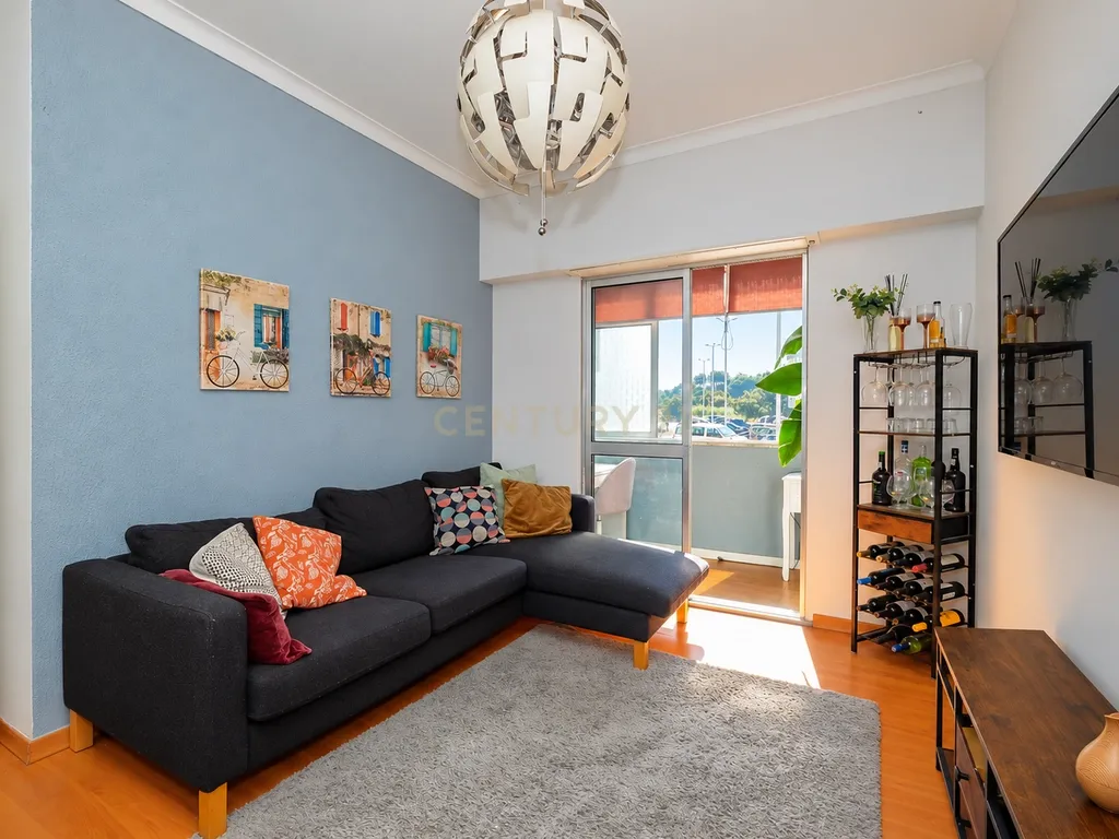Apartamento T3 no Seixal com Varandas e Acessibilidade Fertagus - Image 1