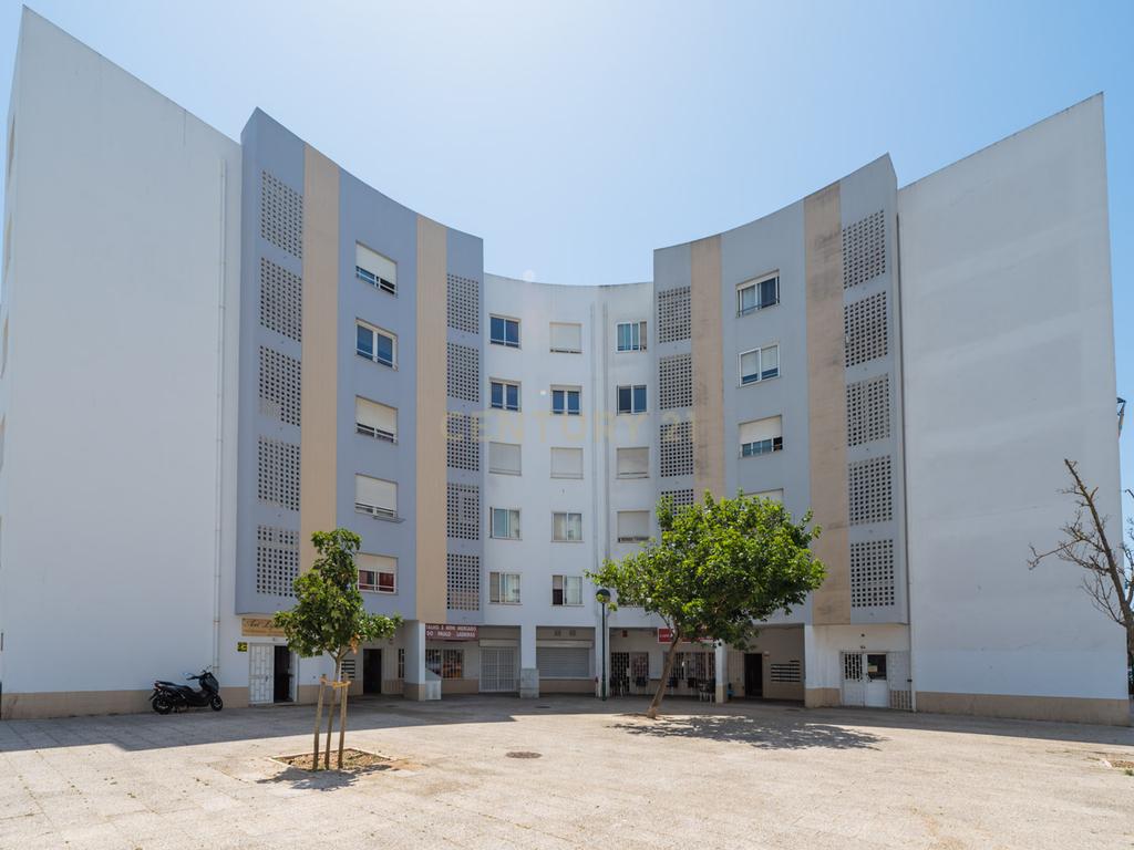 Apartamento T3 na Rua Inácio Duarte, Carnaxide e Queijas - Image 1