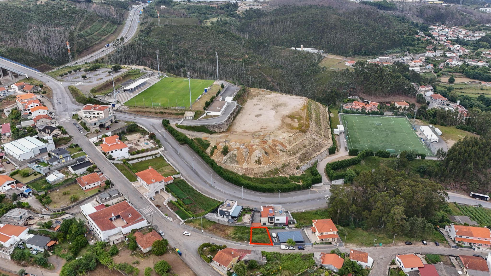 Fotografia 5 de Lote Urbano - Viabilidade de Construção de Moradia V3 de 3 frentes em Lordelo - Paredes - Porto