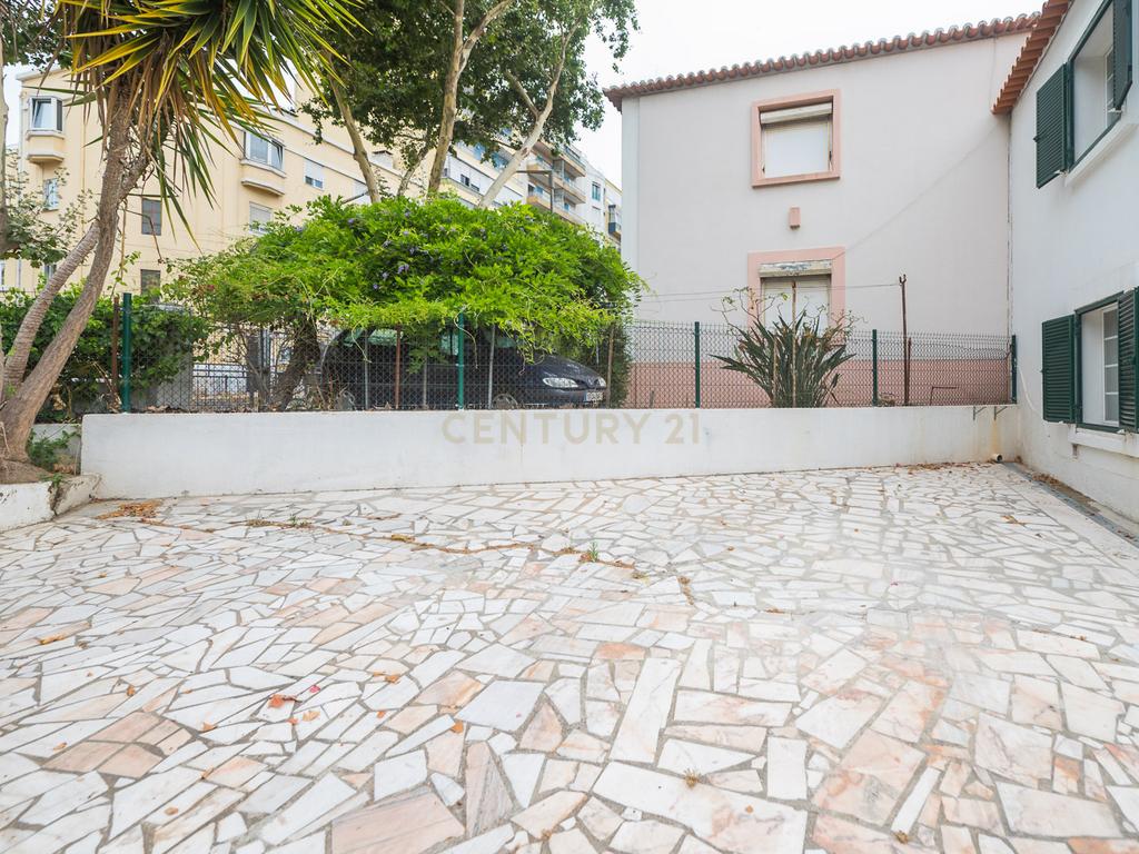 Moradia T3 + 1 Renovada com Jardim e Piscina em Penha de França, Lisboa - Image 80