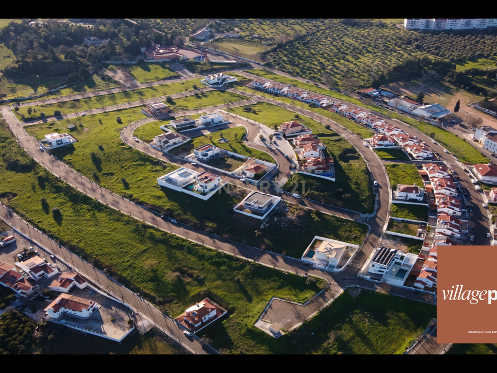 Lote 270m2 para construção de moradia geminada em zona nobre da cidade de Elvas - Image 1