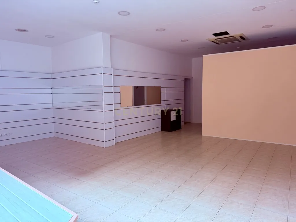 Loja com 77 m² para arrendamento na Rua da Olivença – Centro de Portimão - Image 10