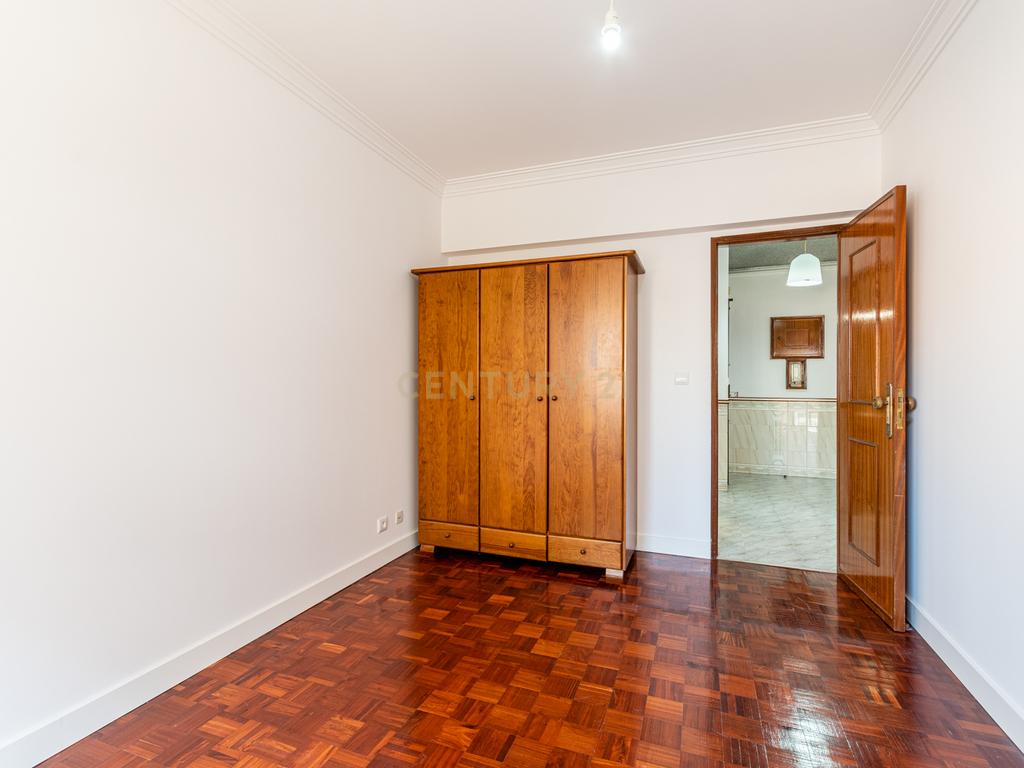 T2 na Amadora para Venda - Localização Central e Excelentes acessos - Image 8