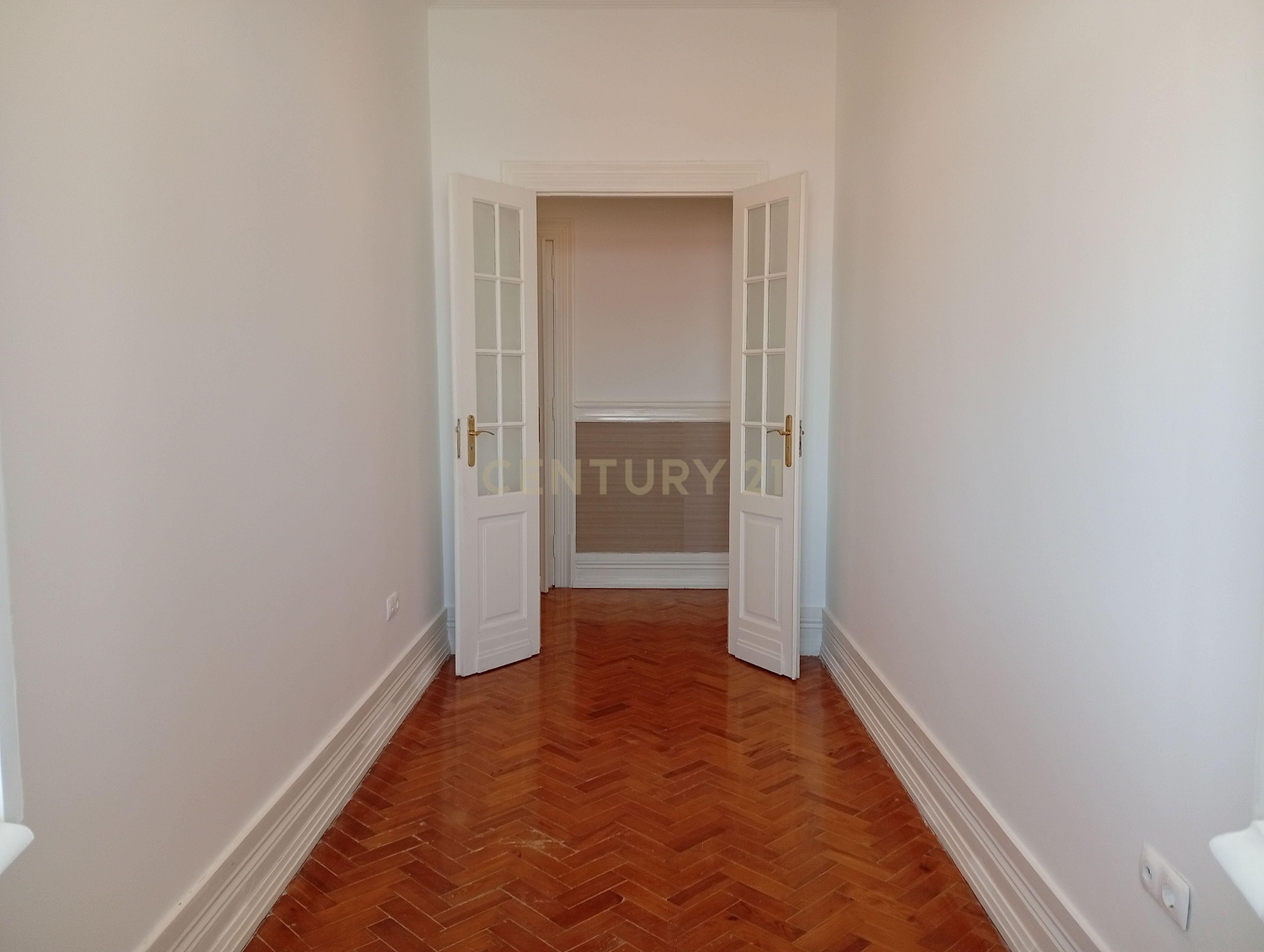 Fotografia 5 de Situado no Bairro Azul junto do Metro e do El Corte Inglês/Fundação Gulbenkian, tem este apartamento com traça antiga com 7 assoalhadas dispostas numa área de 200 m².