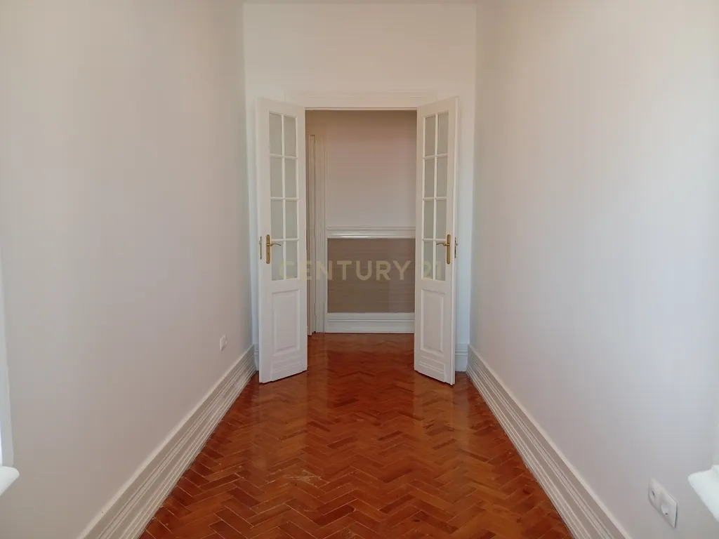 Situado no Bairro Azul junto do Metro e do El Corte Inglês/Fundação Gulbenkian, tem este apartamento com traça antiga com 7 assoalhadas dispostas numa área de 200 m². - Image 5