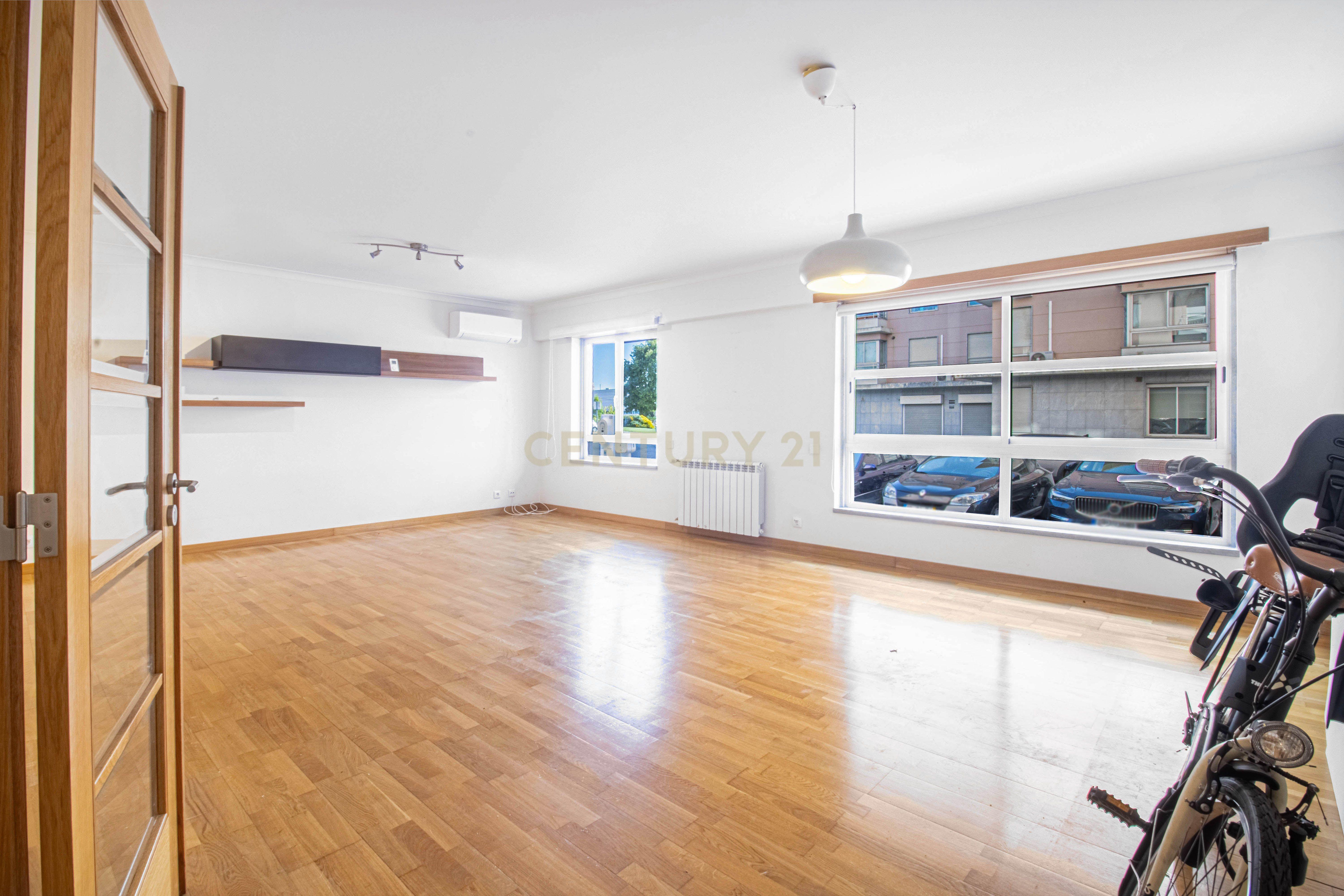 Apartamento T3 em Carnide com Garagem