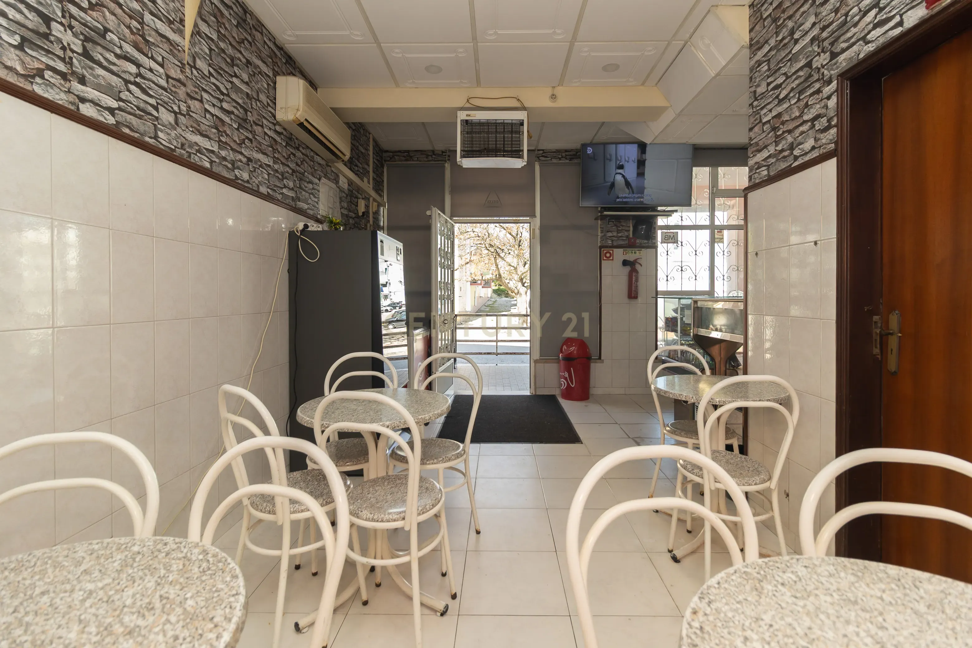 Espaço comercial à venda na Rua Henrique Augusto Pereira, nº2 - Image 4