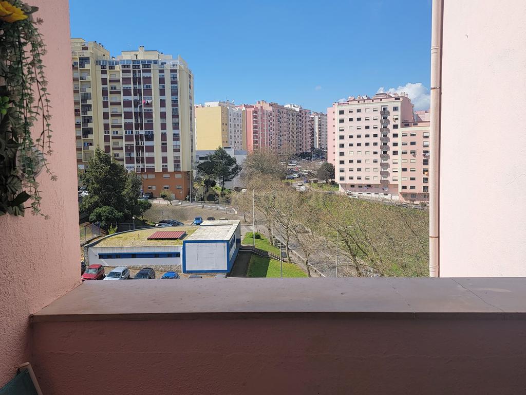 A 15 Minutos de Lisboa e das Praias: Descubra Este T3 com suíte e duas varandas em São Marcos - Image 6