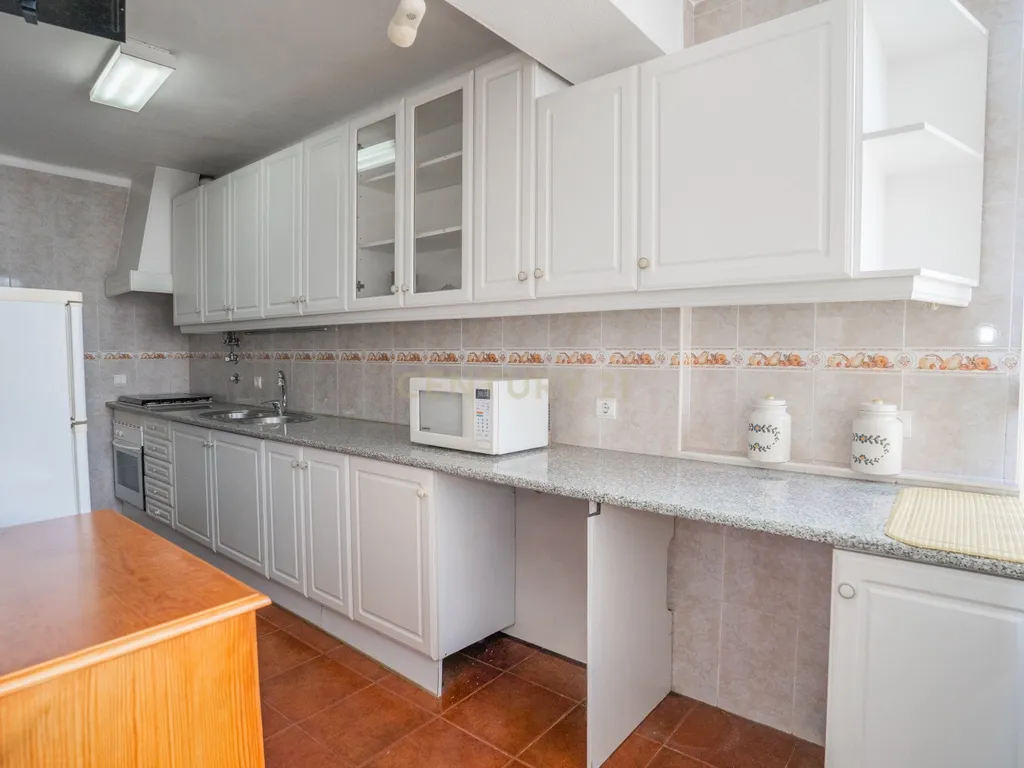 Apartamento T4 localizado no Bairro dos Arneiros, em Caldas da Rainha - Image 9