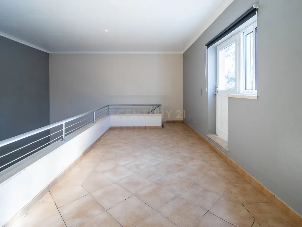 Moradia de arquitetura moderna no Juncal-Porto de Mós - Image 35