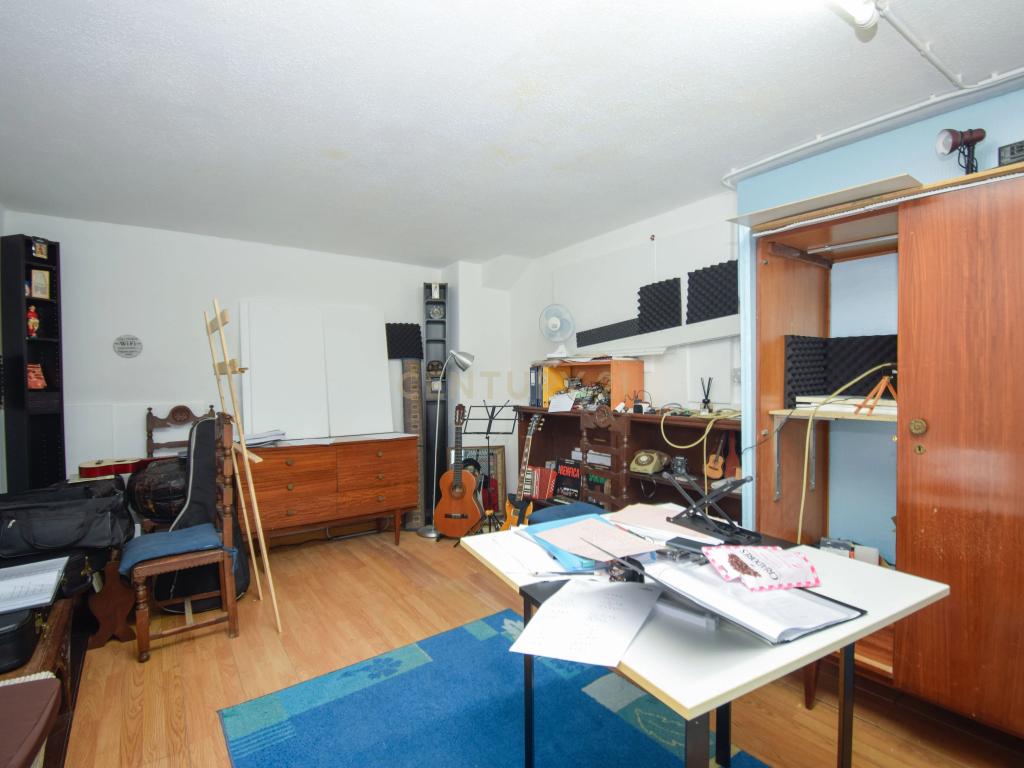 Apartamento T3, com 107 m² de área útil, estúdio musical com 40 m² e garagem fechada , varanda e arrecadação - Image 24