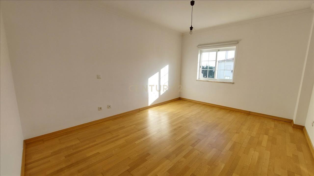 Apartamento T4 na Rua Moinho do Zangão, Nº 13, Quinta da Beloura 2 - São Pedro Penaferrim (Sintra) - Image 13