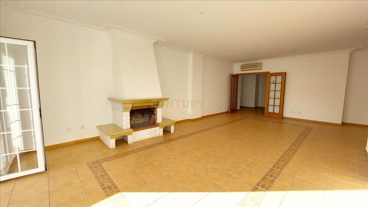 Apartamento T4 na Rua Moinho do Zangão, Nº 13, Quinta da Beloura 2 - São Pedro Penaferrim (Sintra) - Image 4