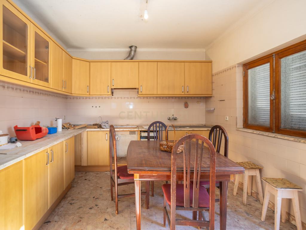 MORADIA TÉRREA T3 COM SÓTÃO E GARAGEM + MORADIA T5 (Benfeitoria) -  EM FERNÃO FERRO - Image 35