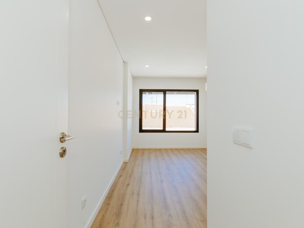 Apartamento T5 Duplex Único com 229 m² — Novo, Sofisticado e com Vista Panorâmica - Image 12