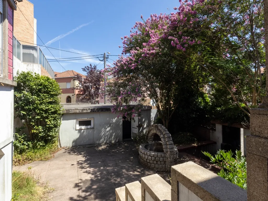 Moradia T4 de Charme, Quatro Frentes com Amplo Espaço Exterior - Image 3