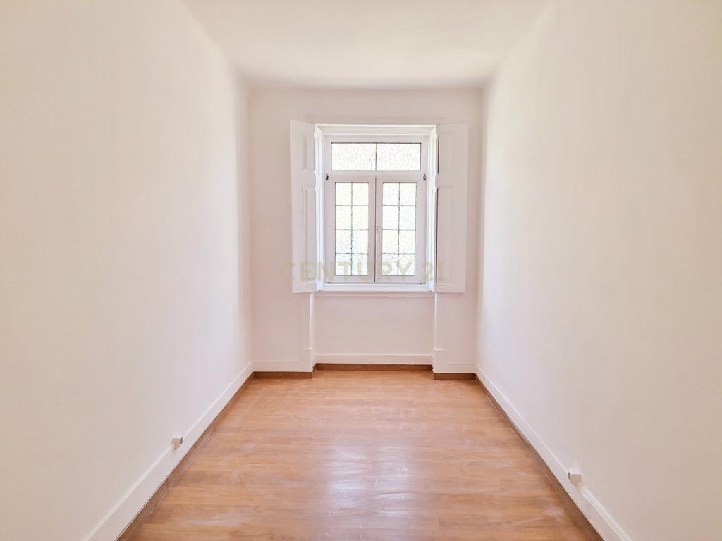 Apartamento T3+2 para Arrendamento em Campolide - Image 8