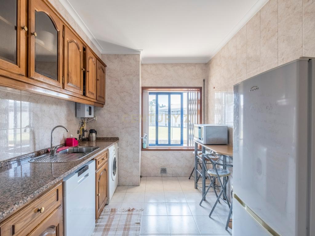 Apartamento T2 de excelentes áreas em Serzedo - Image 6
