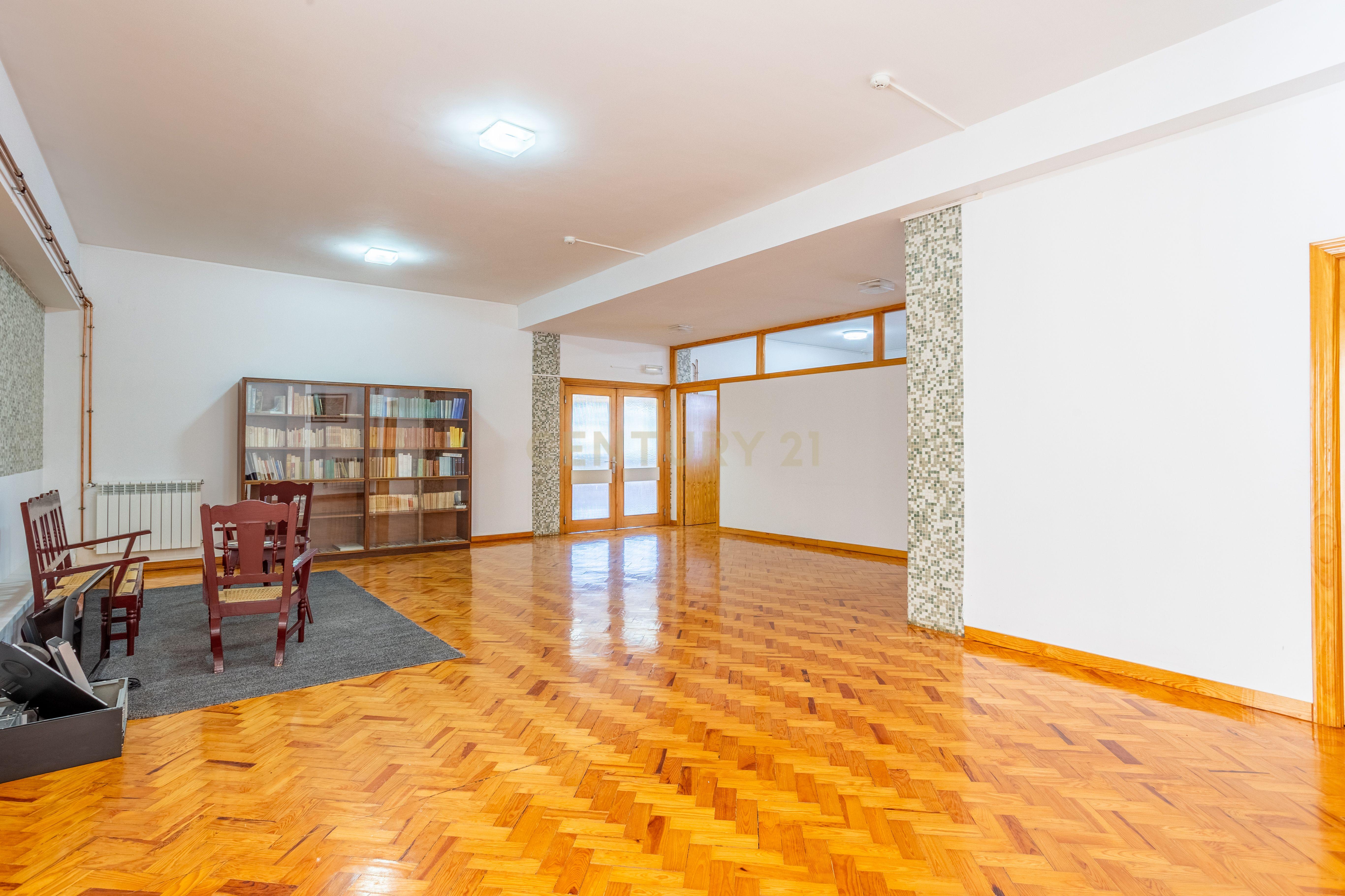 Prédio no Centro de Portalegre para investimento - Image 9
