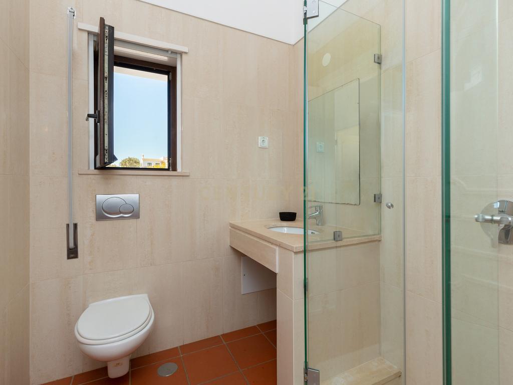 Moradia T4 Independente – Um Refúgio de Conforto e Elegância - Image 28
