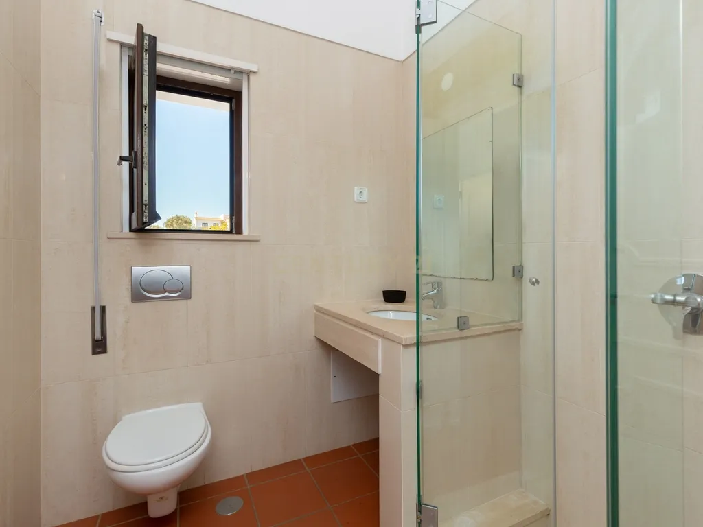 Moradia T4 Independente – Um Refúgio de Conforto e Elegância - Image 28