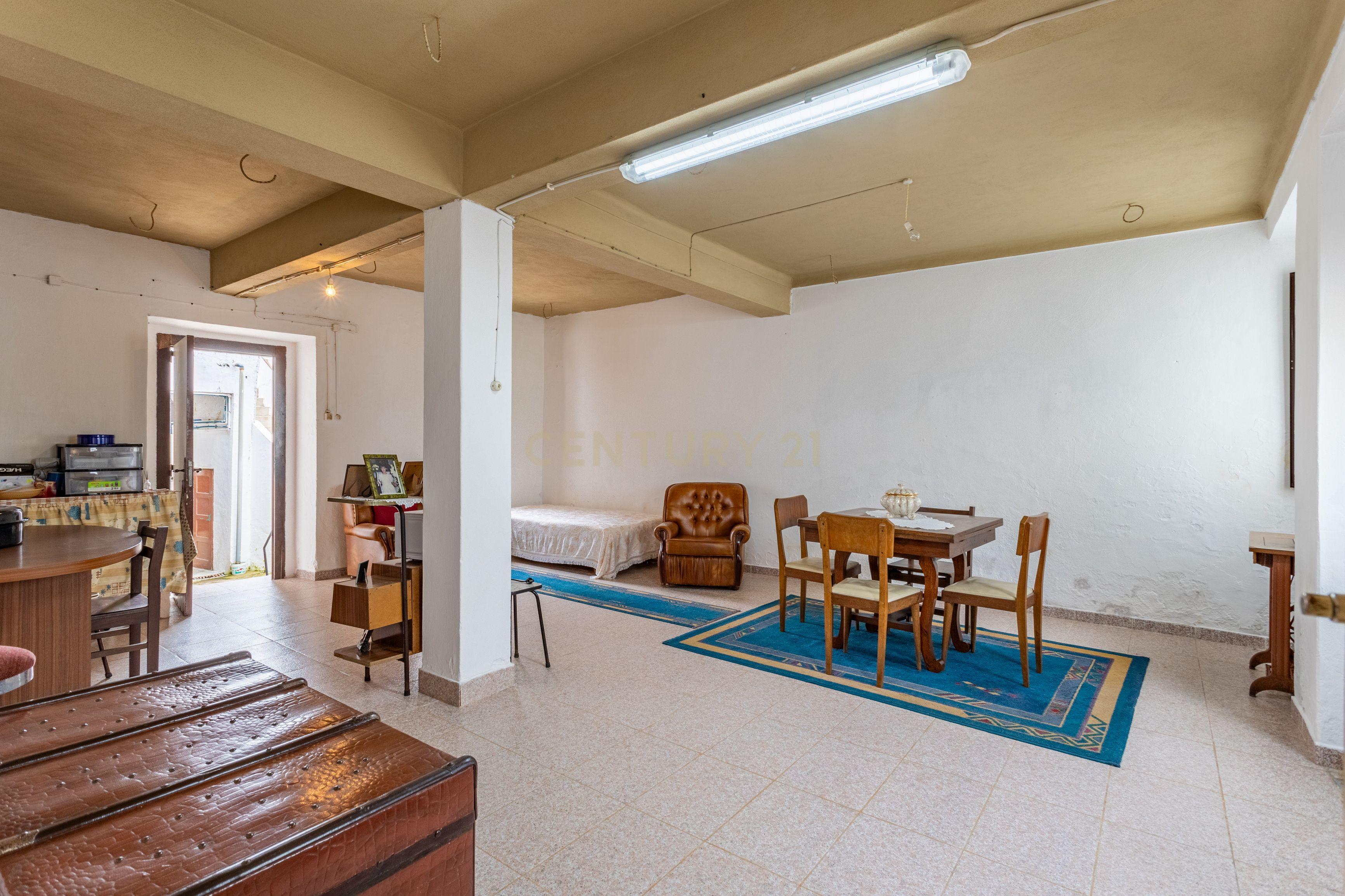 Prédio em Painho, Cadaval, com logradouro e terraço. - Image 12