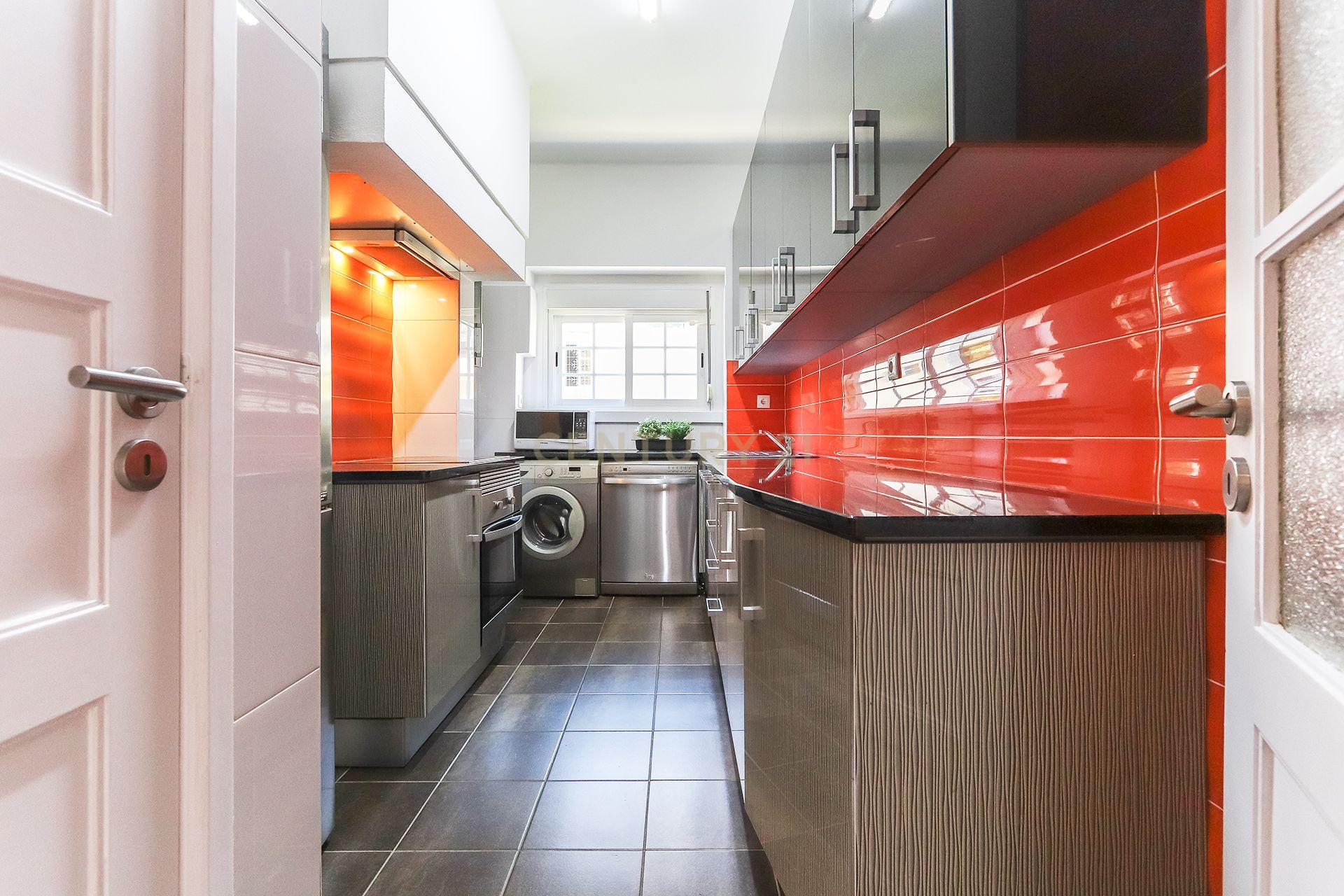 Fotografia 7 de Apartamento T3 para arrendamento com varanda junto à Avenida de Roma | Prédio com "arte"