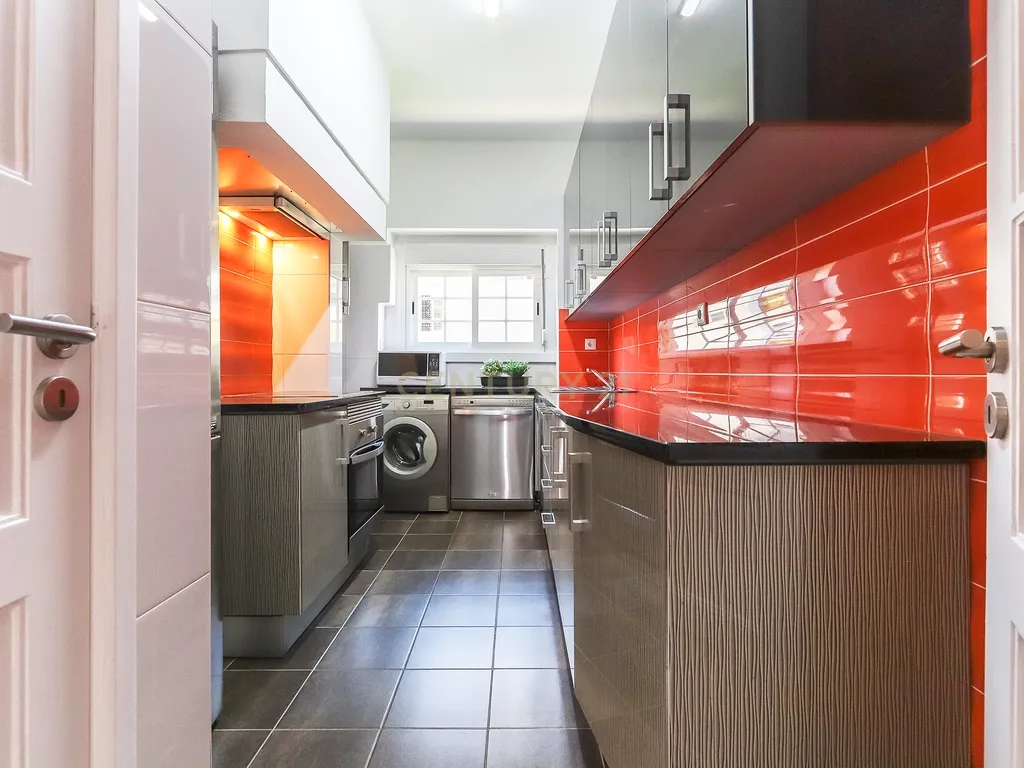 Apartamento T3 para arrendamento com varanda junto à Avenida de Roma | Prédio com "arte" - Image 7