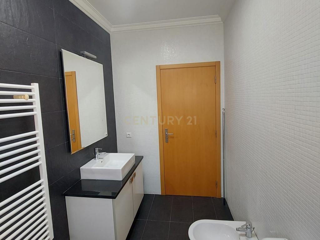 Moradia T4 de 3 Pisos com Piscina e Jardim - Image 10