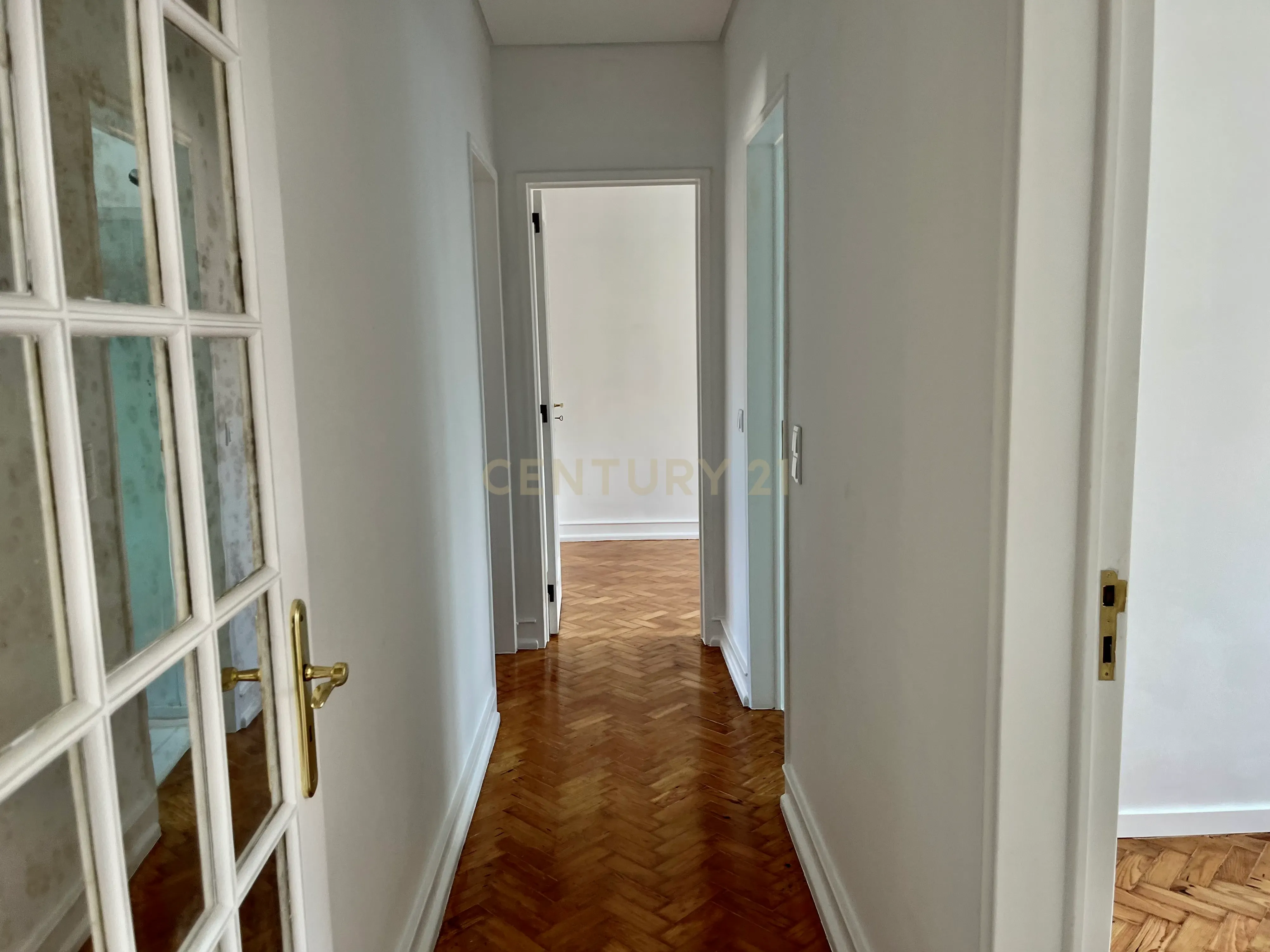 🏡 Arrenda-se Apartamento T4 em Alvalade – Remodelado | Com Garagem + 1 Estacionamento 🚗 - Image 26