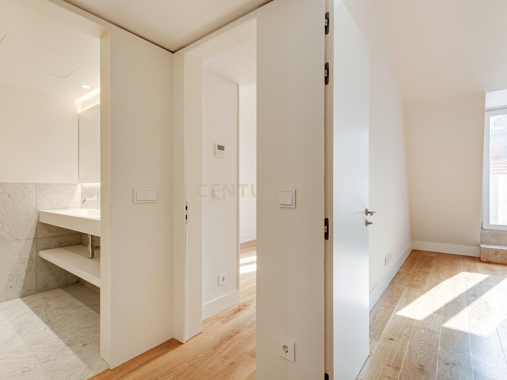 Apartamento T2+1 inserido no emblemático Edifício "Alegria 25". - Image 18