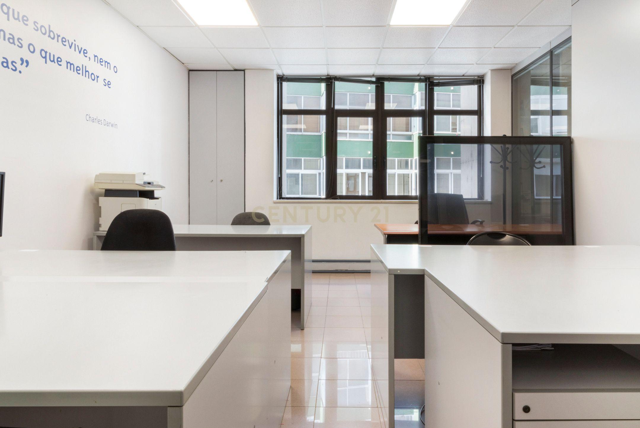 Escritório moderno com 5 Salas e 2 lugares de Parqueamento, junto ao Metro. Para Arrendar! - Image 14