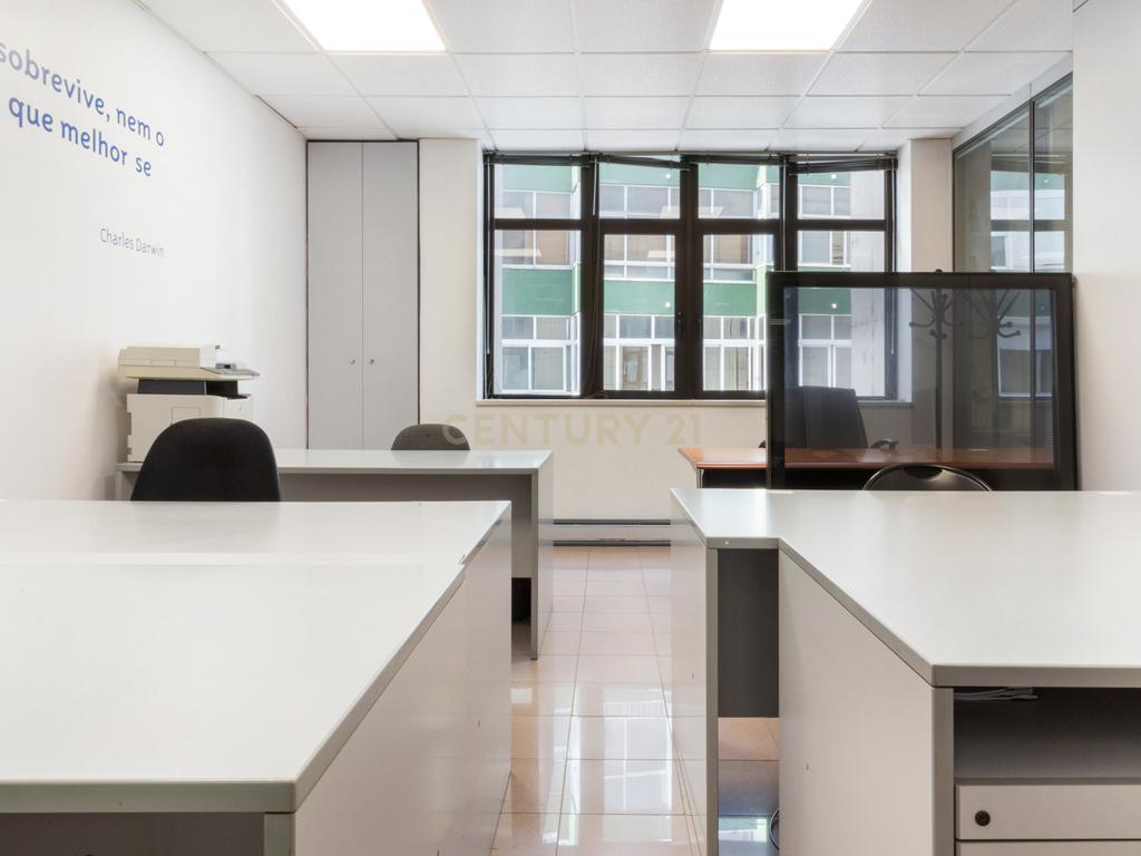 Escritório moderno com 5 Salas e 2 lugares de Parqueamento, junto ao Metro. Para Arrendar! - Image 14