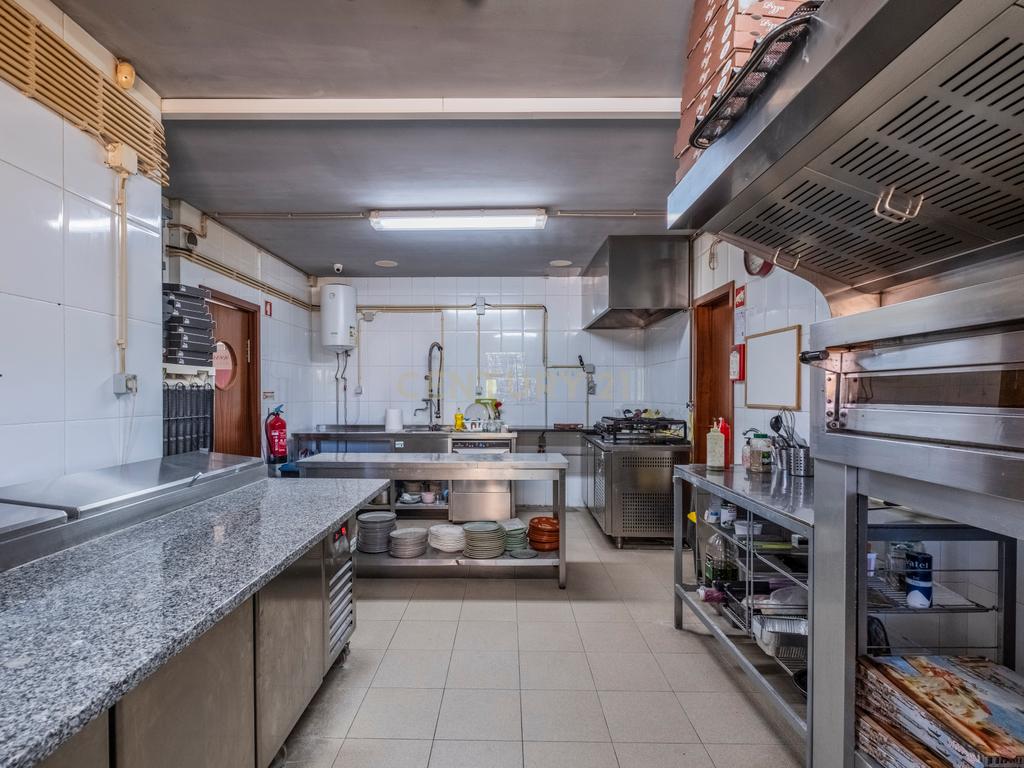 Trespasse de Pizzaria com esplanada em Águas Santas - Image 7