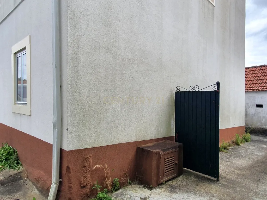 Moradia c/ Terreno e Anexos - Image 18