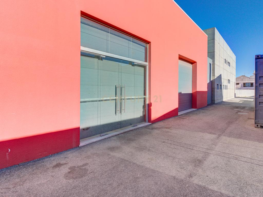 Loja para comércio e serviços com 836m2, lote de terreno com 1.722m2 e 21 lugares, na Amadora - Image 2