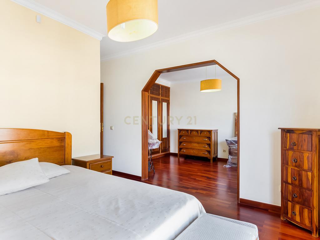 Moradia T5 - Lourel - Garagem - Logradouro - Possibilidade de Permuta - Image 19