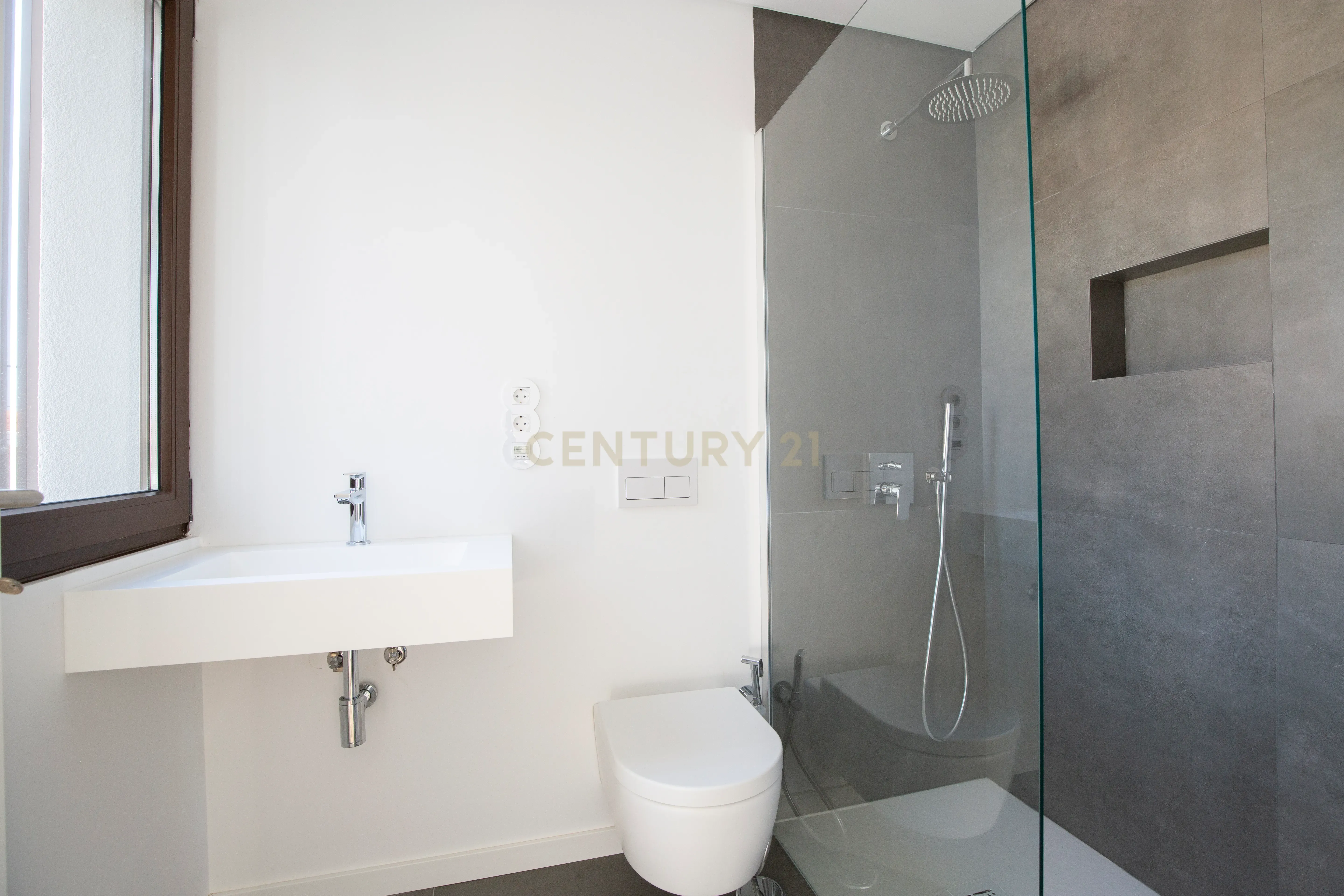 Moradia T3+1 em Murches | Lote 340m² | Piscina | Jardim | Garagem - Image 16