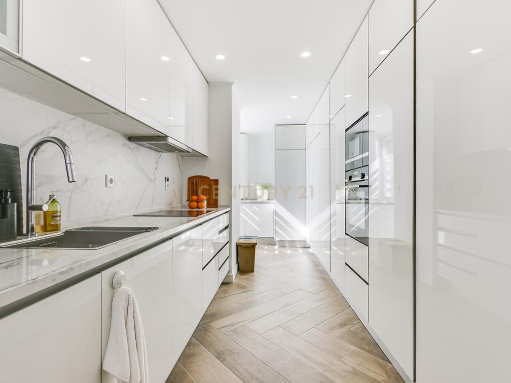 Apartamento T4 com 3 Suites, em zona Prime de Algés - Image 15