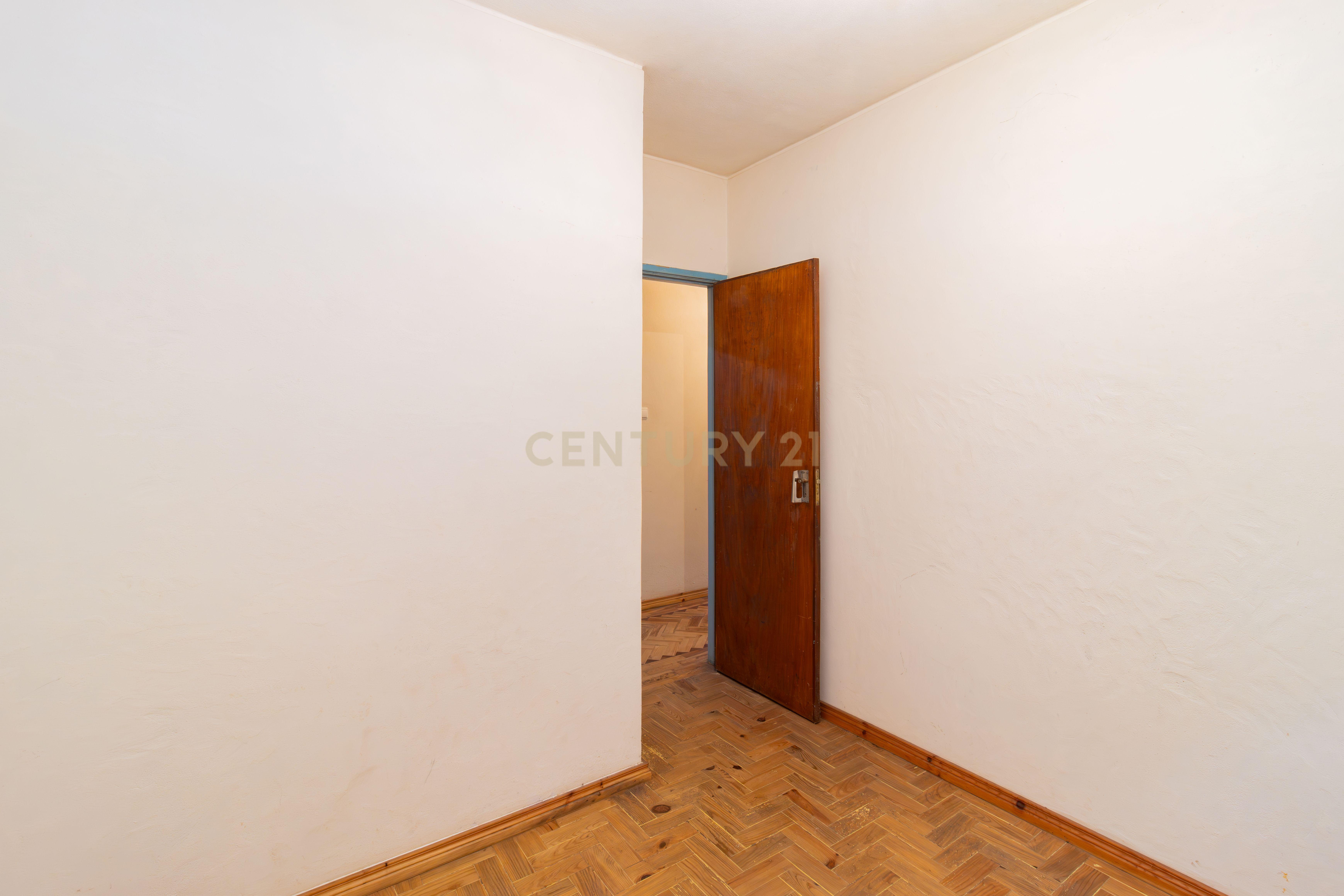 Moradia Isolada T3 em Arrimal, Porto de Mós – Com Terreno, Garagem e Anexos - Image 12