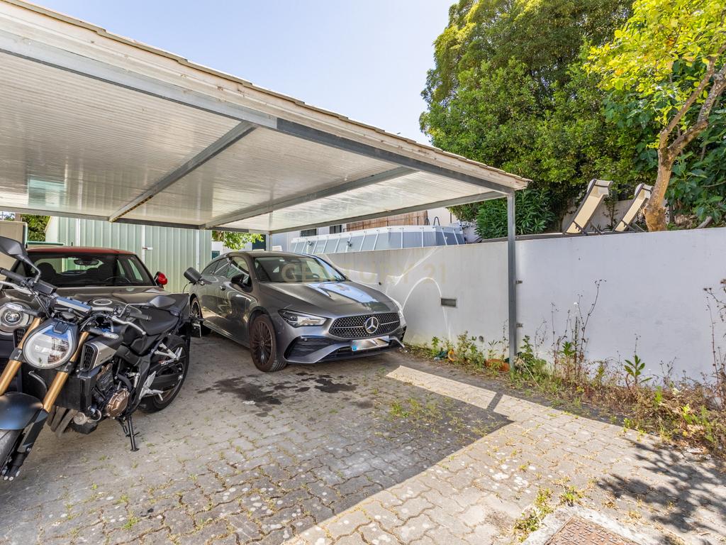 Moradia T5 isolada, inserida num lote de terreno de 750m2 em Casal de Cambra - Image 36
