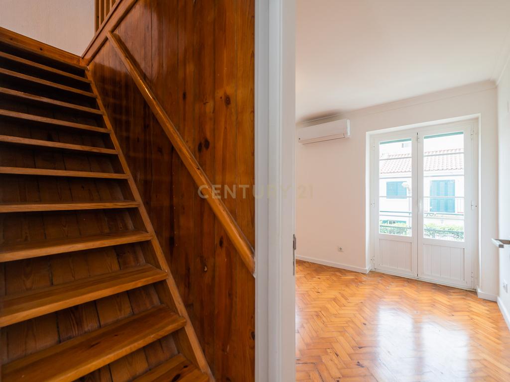 Moradia T3 + 1 Renovada com Jardim e Piscina em Penha de França, Lisboa - Image 43