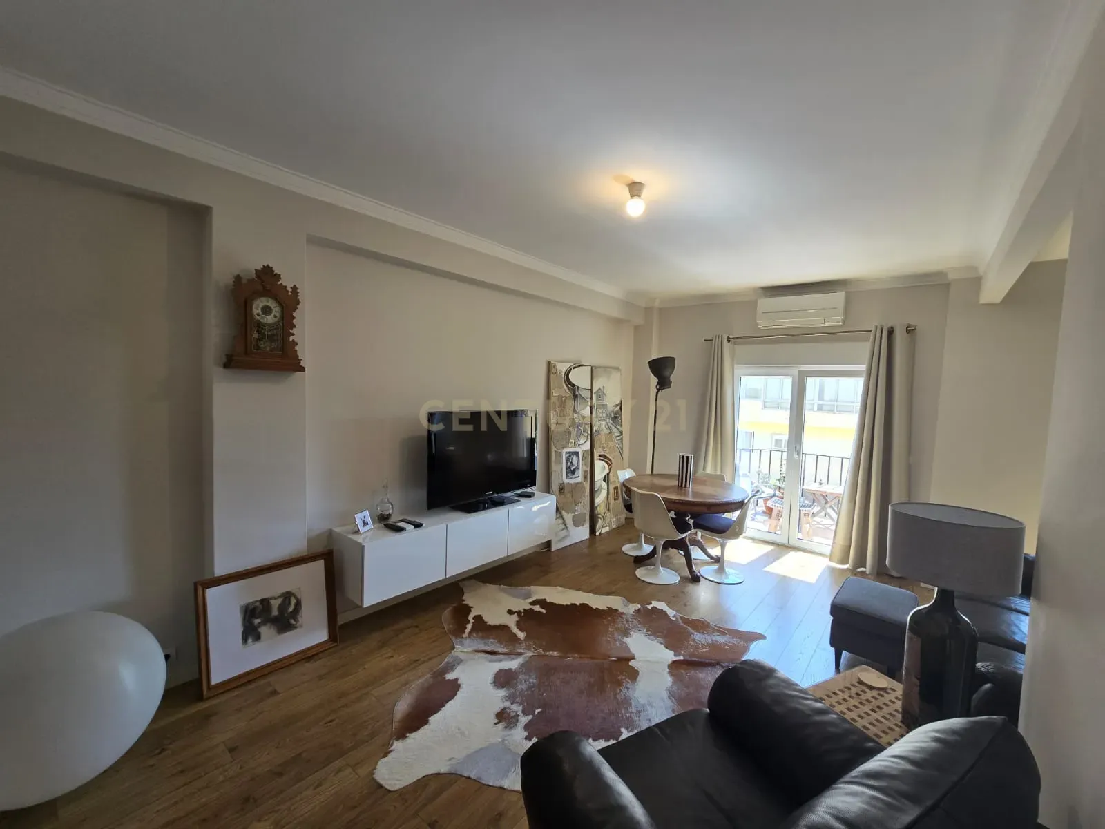 Apartamento T3 Transformado em T2 com Acabamentos de Luxo no Centro do Laranjeiro - Image 2