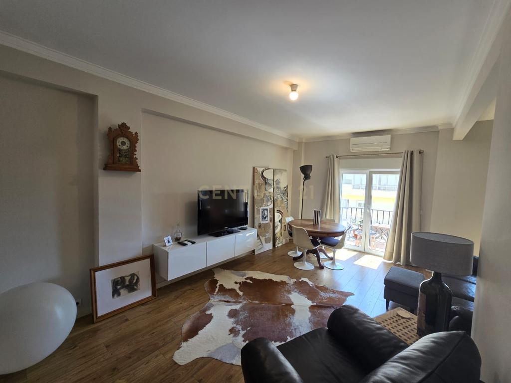 Apartamento T3 Transformado em T2 com Acabamentos de Luxo no Centro do Laranjeiro - Image 2